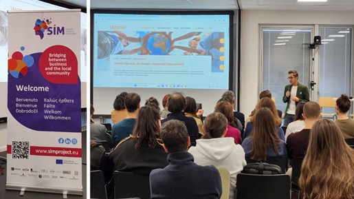 photo d'une salle de conférence avec participants de dos et homme debout micro a la main qui parle, avec à gauche le kakémono SIM