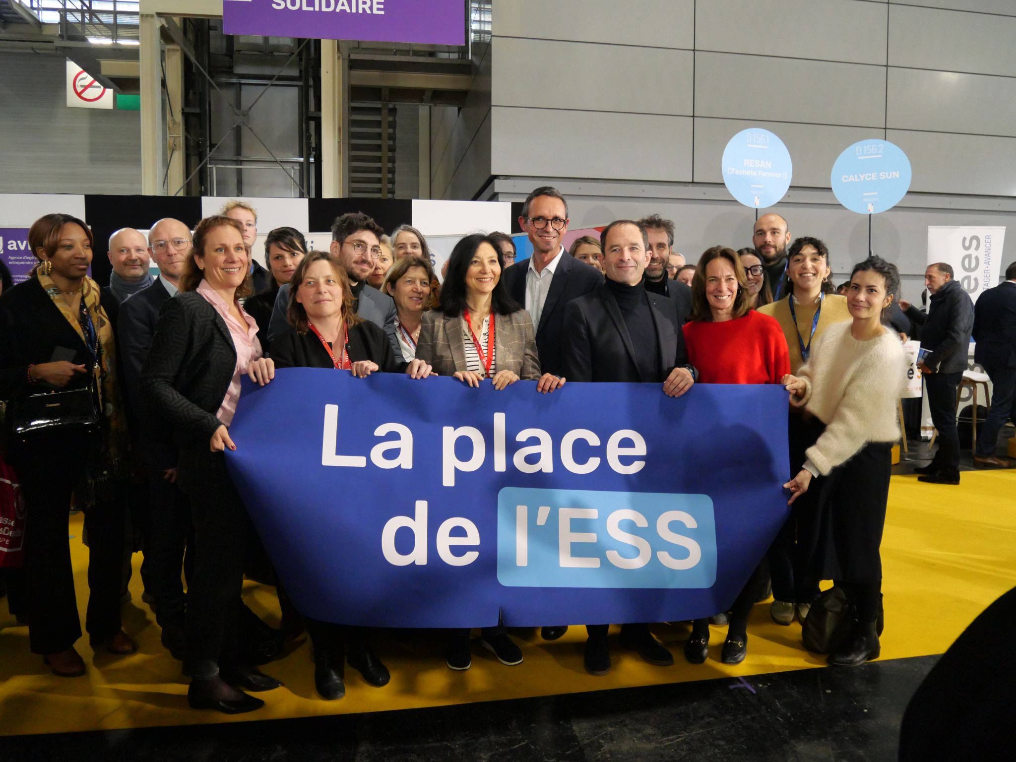 photo de personnes tenant une bannière bleue avec texte "la place de l'ess" en blanc
