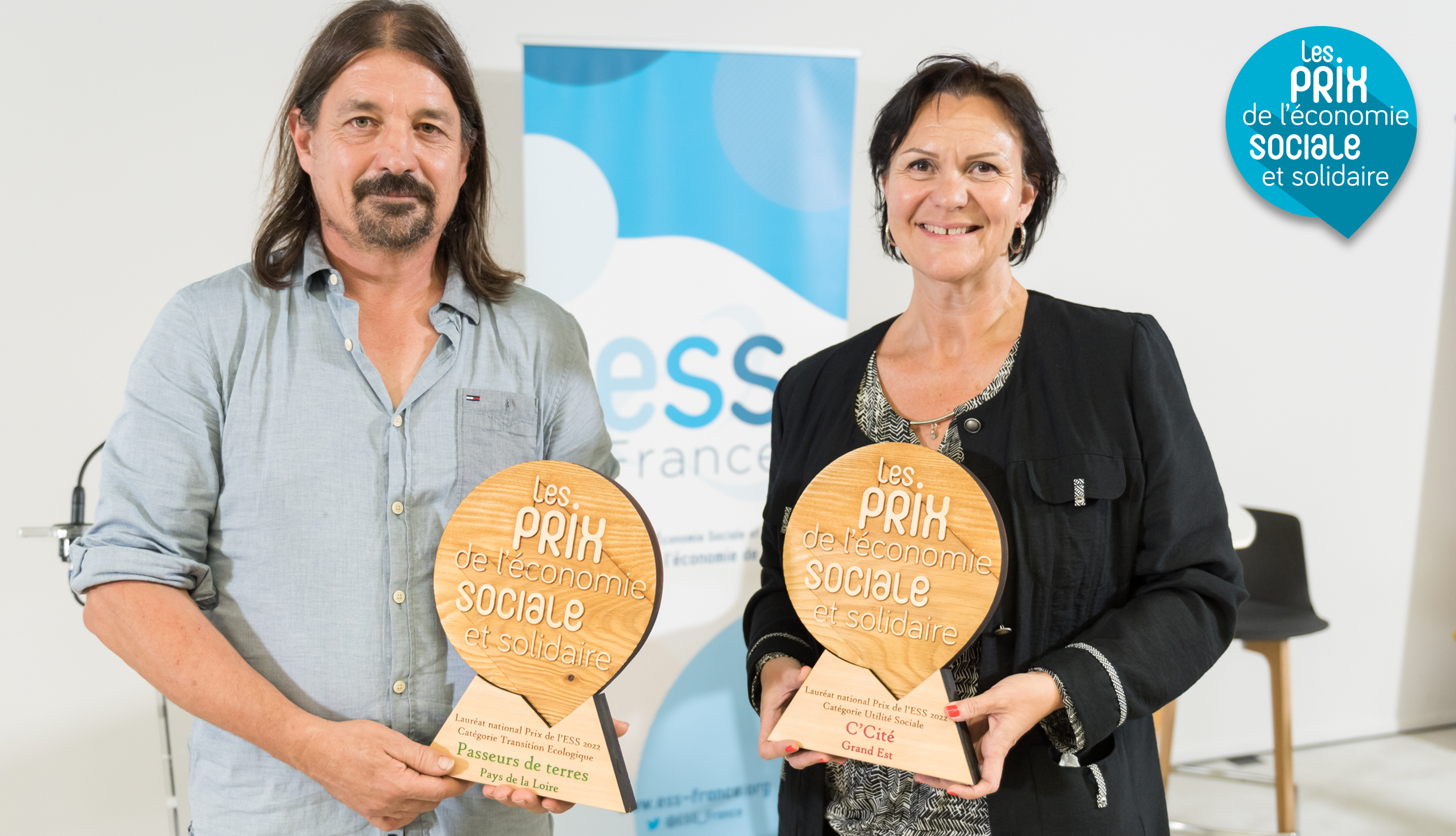 Photo des deux lauréats - Passeurs de terres et C'Cité - tenant leur trophée des Prix de l'ESS 2022
