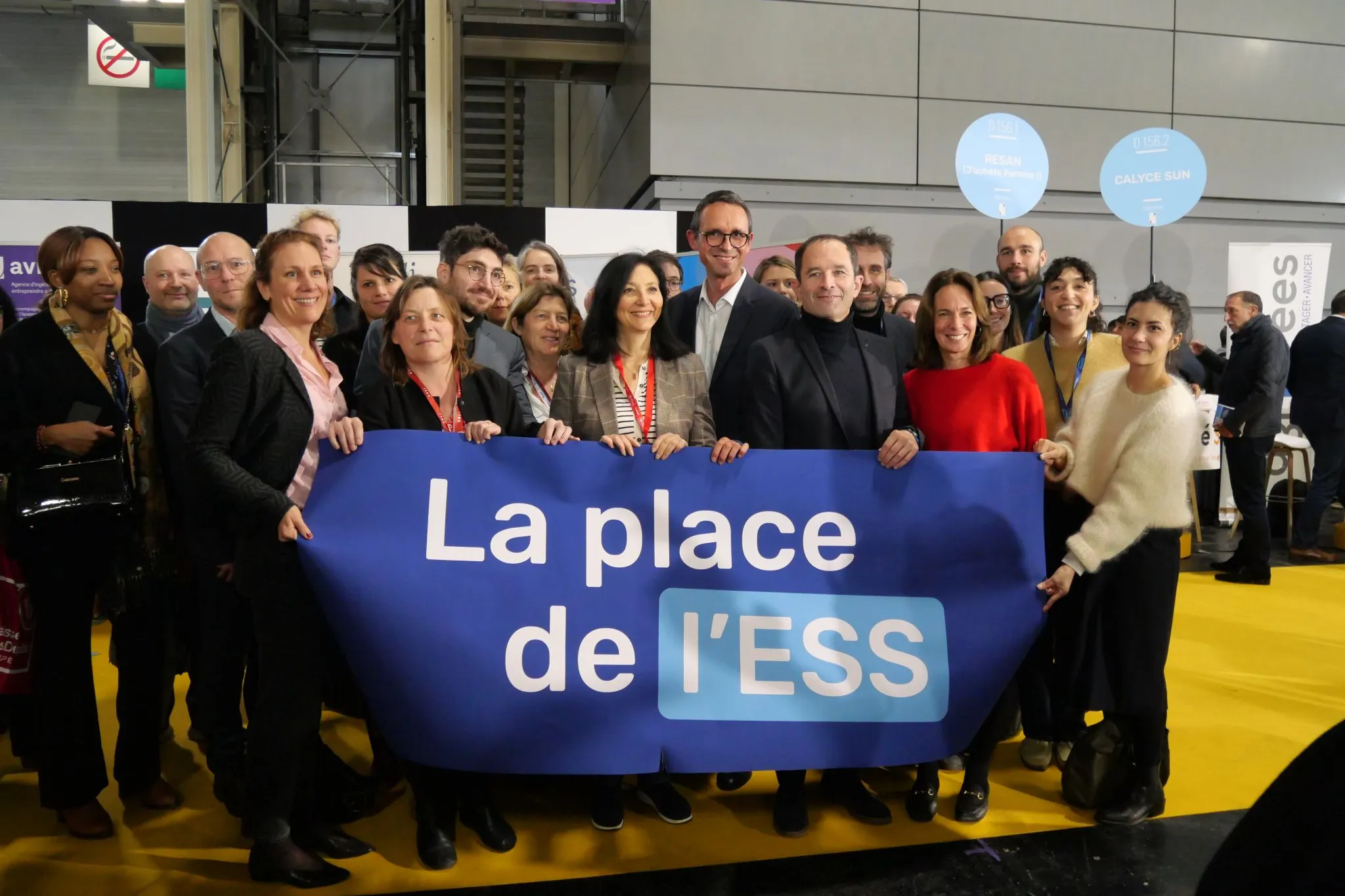 photo de personnes tenant une bannière bleue avec texte "la place de l'ess" en blanc