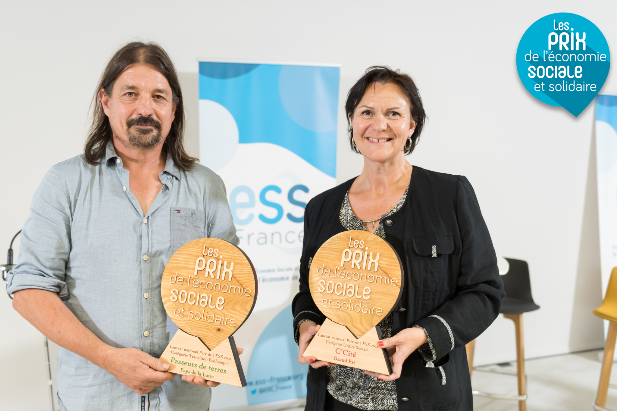 Photo des deux lauréats - Passeurs de terres et C'Cité - tenant leur trophée