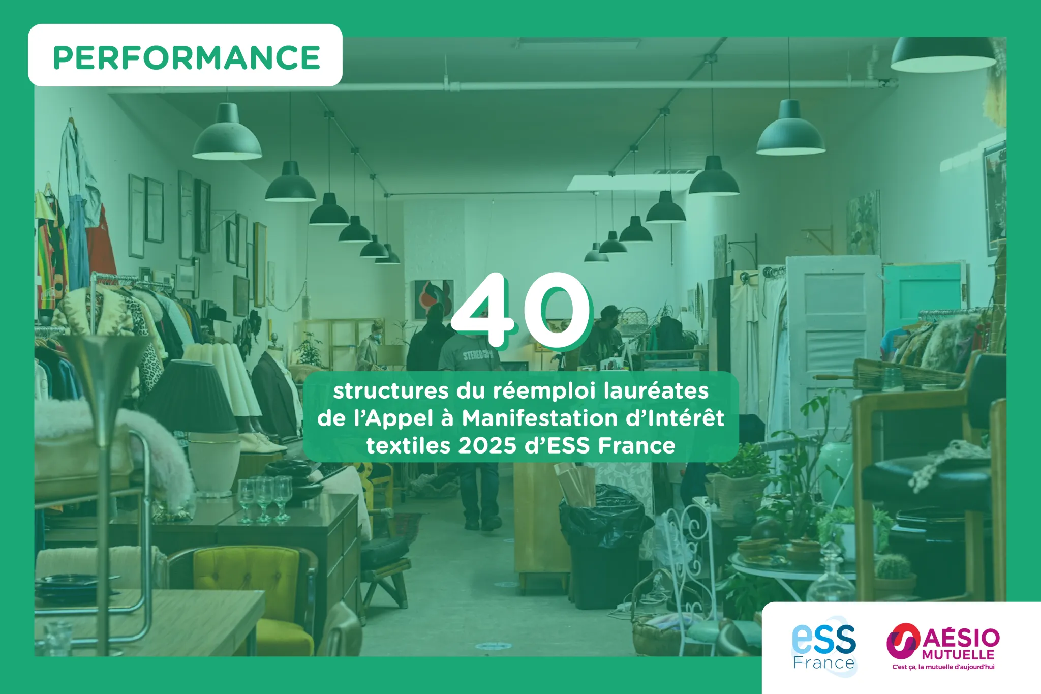 visuel d'une friperie avec texte indiquant "40 structures du réemploi lauréates de l'Appel à Manifestation d'Intérêt textiles 2025 d'ESS France"